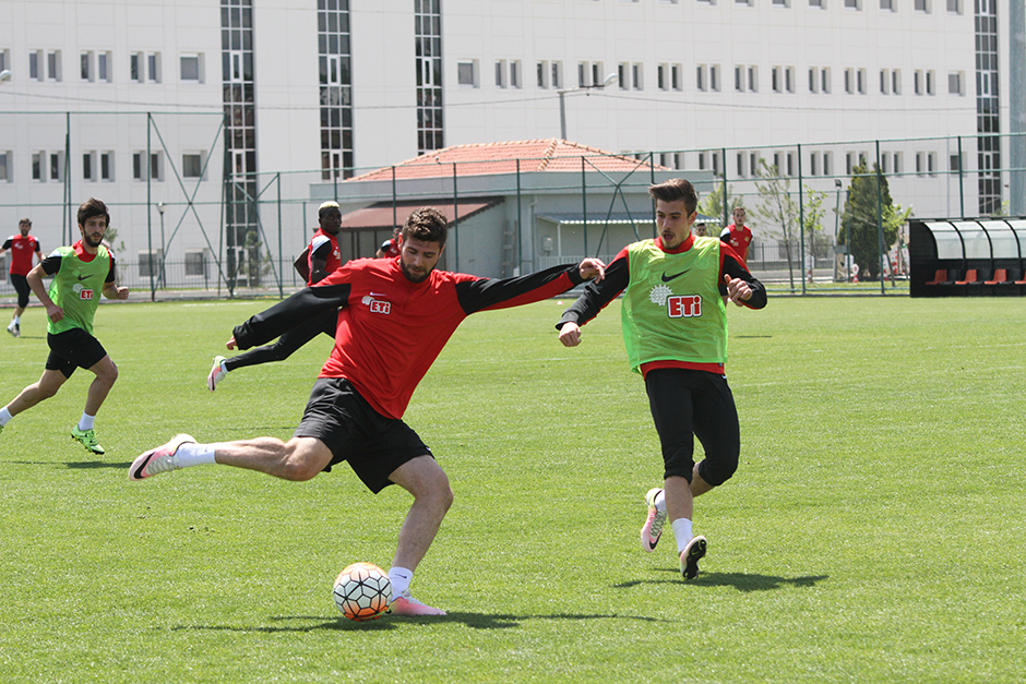 Eskişehirspor, Mersin İdman Yurdu maçındaki aldığı galibiyetin ardından Trabzonspor karşılaşmasının hazırlıklarını sürdürüyor. 