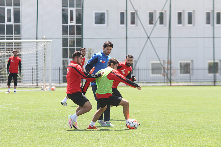 Eskişehirspor, Mersin İdman Yurdu maçındaki aldığı galibiyetin ardından Trabzonspor karşılaşmasının hazırlıklarını sürdürüyor. 