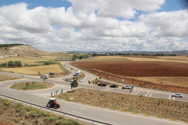 Afyonkarahisar'da jandarma ekiplerinin trafik denetlemesini görüntülemek için helikoptere binen DHA muhabiri uçuş sırasında fenalaşınca, pilot, helikopteri tarlaya indirdi.