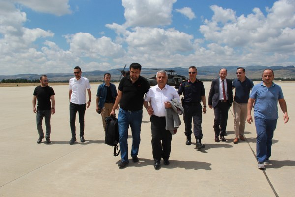 Afyonkarahisar'da jandarma ekiplerinin trafik denetlemesini görüntülemek için helikoptere binen DHA muhabiri uçuş sırasında fenalaşınca, pilot, helikopteri tarlaya indirdi.