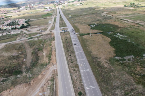 Afyonkarahisar'da jandarma ekiplerinin trafik denetlemesini görüntülemek için helikoptere binen DHA muhabiri uçuş sırasında fenalaşınca, pilot, helikopteri tarlaya indirdi.