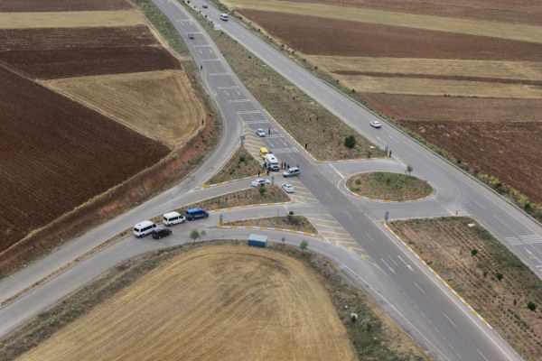 Afyonkarahisar'da jandarma ekiplerinin trafik denetlemesini görüntülemek için helikoptere binen DHA muhabiri uçuş sırasında fenalaşınca, pilot, helikopteri tarlaya indirdi.