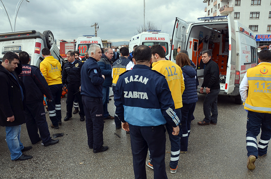 Ankara'nın Kazan ilçesinde hafif ticari araç ile ticari taksinin çarpışması sonucu 2'si çocuk 8 kişi yaralandı.