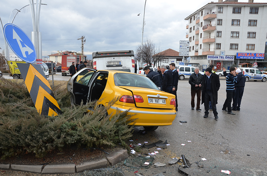 Ankara'nın Kazan ilçesinde hafif ticari araç ile ticari taksinin çarpışması sonucu 2'si çocuk 8 kişi yaralandı.