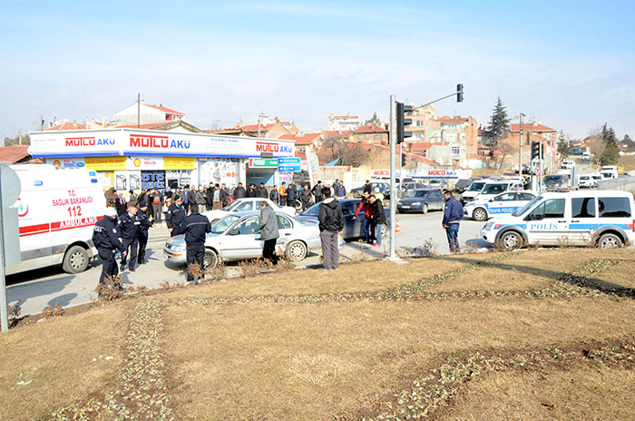 Eskişehir’de, 4 aracın karıştığı trafik kazasında 1’i hamile kadın olmak üzere 5 kişi yaralandı.