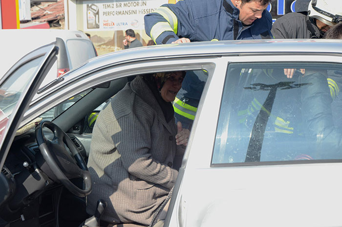 Eskişehir’de, 4 aracın karıştığı trafik kazasında 1’i hamile kadın olmak üzere 5 kişi yaralandı.