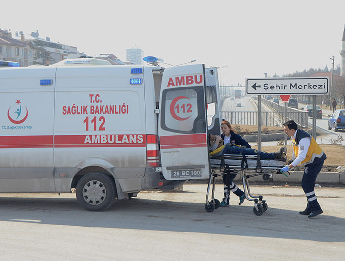 Eskişehir’de, 4 aracın karıştığı trafik kazasında 1’i hamile kadın olmak üzere 5 kişi yaralandı.