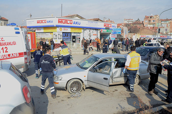 Eskişehir’de, 4 aracın karıştığı trafik kazasında 1’i hamile kadın olmak üzere 5 kişi yaralandı.