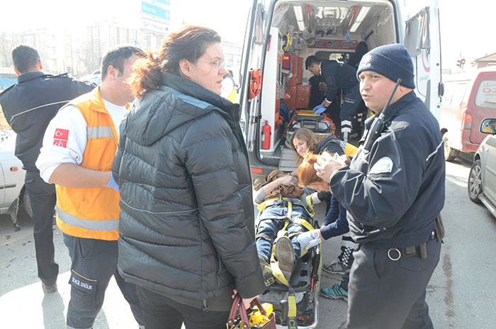 Eskişehir’de, 4 aracın karıştığı trafik kazasında 1’i hamile kadın olmak üzere 5 kişi yaralandı.