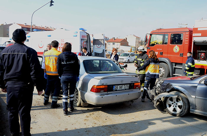 Eskişehir’de, 4 aracın karıştığı trafik kazasında 1’i hamile kadın olmak üzere 5 kişi yaralandı.