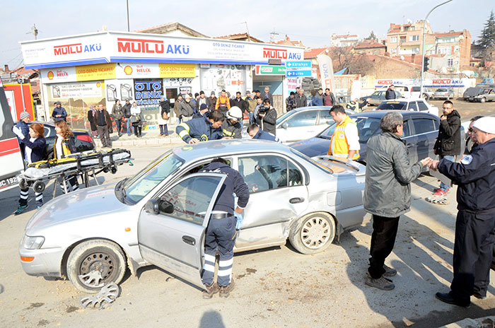 Eskişehir’de, 4 aracın karıştığı trafik kazasında 1’i hamile kadın olmak üzere 5 kişi yaralandı.