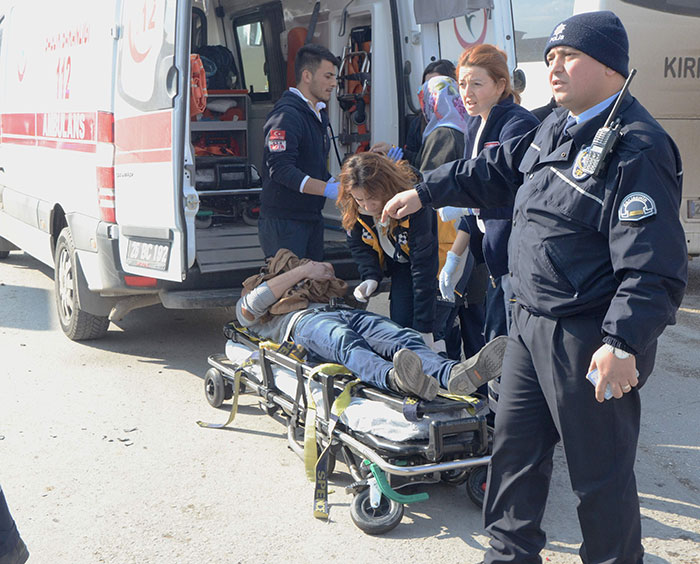 Eskişehir’de, 4 aracın karıştığı trafik kazasında 1’i hamile kadın olmak üzere 5 kişi yaralandı.