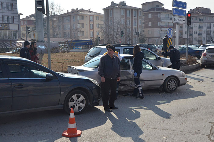 Eskişehir’de, 4 aracın karıştığı trafik kazasında 1’i hamile kadın olmak üzere 5 kişi yaralandı.