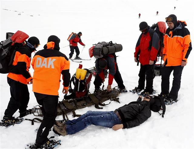 Komando birliklerini aratmayan ağır eğitimleri ve tatbikatları ile Türk Silahlı Kuvvetleri'nin (TSK) merhametle uzanan eli olan Doğal Afet Arama Kurtarma Tabur Komutanlığı (DAK) Taburu, Türkiye'nin her bölgesinde göreve hazır bir şekilde eğitiliyor. İHA