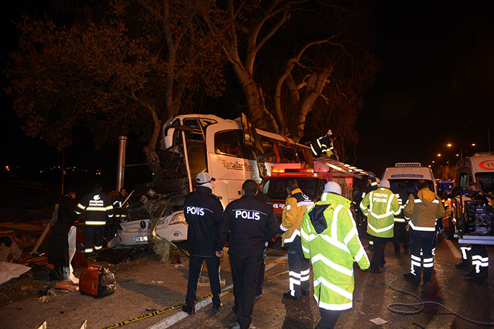 Eskişehir’de, aralarında çocukların da bulunduğu 11 kişinin hayatını kaybettiği 44 kişinin de yaralandığı trafik kazası sonrasında açıklama yapan Vali Özdemir Çakacak, “Geniş bir yol ve ışıklandırılmış. Yolda buzlanma görmedik. Sebebi araştırılıyor” dedi. 