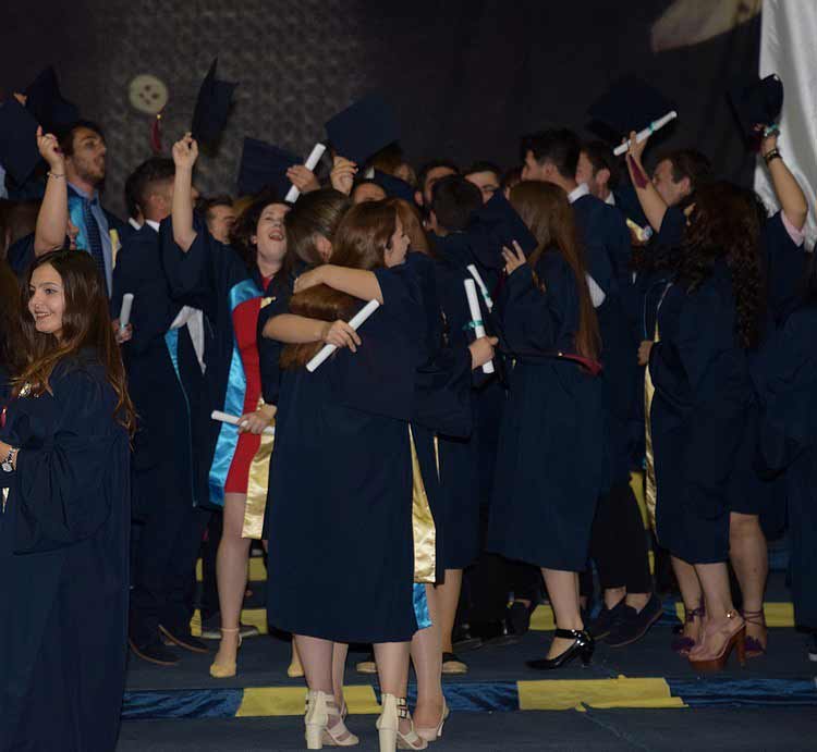 Eskişehir Osmangazi Üniversitesi (ESOGÜ) Turizm Fakültesi’nden 2015-2016 öğretim yılında mezun olan öğrenciler, ESOGÜ Kapalı Spor Salonu’nda düzenlenen törenle mezuniyet belgelerini aldı. 