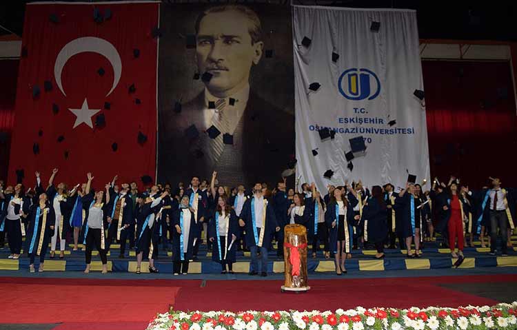 Eskişehir Osmangazi Üniversitesi (ESOGÜ) Turizm Fakültesi’nden 2015-2016 öğretim yılında mezun olan öğrenciler, ESOGÜ Kapalı Spor Salonu’nda düzenlenen törenle mezuniyet belgelerini aldı. 