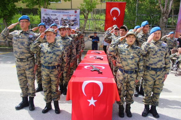 Engelliler Haftası münasebetiyle Eskişehir İl Jandarma Komutanlığı tarafından organize edilen ‘Temsili Askerlik Yemin ve Terhis Töreni’nde bir günlüğüne de olsa askerlik vazifesini yerine getiren engelli vatandaşlara terhis belgeleri verildi. Hayallerini süsleyen Türk askeri üniformasını giymenin haklı gururunu yaşayan engellilerin mutlulukları gözlerinden okundu. 