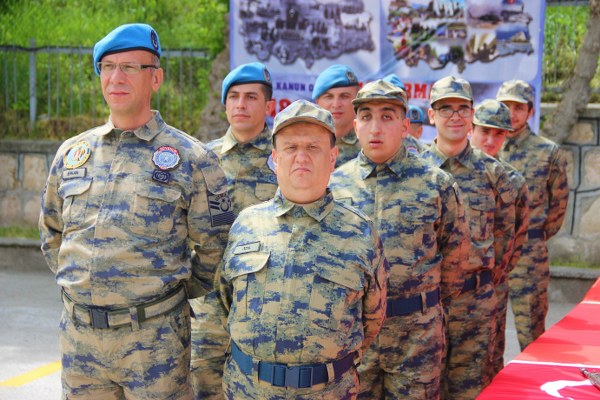 Engelliler Haftası münasebetiyle Eskişehir İl Jandarma Komutanlığı tarafından organize edilen ‘Temsili Askerlik Yemin ve Terhis Töreni’nde bir günlüğüne de olsa askerlik vazifesini yerine getiren engelli vatandaşlara terhis belgeleri verildi. Hayallerini süsleyen Türk askeri üniformasını giymenin haklı gururunu yaşayan engellilerin mutlulukları gözlerinden okundu. 