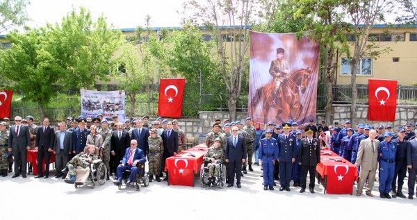 Engelliler Haftası münasebetiyle Eskişehir İl Jandarma Komutanlığı tarafından organize edilen ‘Temsili Askerlik Yemin ve Terhis Töreni’nde bir günlüğüne de olsa askerlik vazifesini yerine getiren engelli vatandaşlara terhis belgeleri verildi. Hayallerini süsleyen Türk askeri üniformasını giymenin haklı gururunu yaşayan engellilerin mutlulukları gözlerinden okundu. 