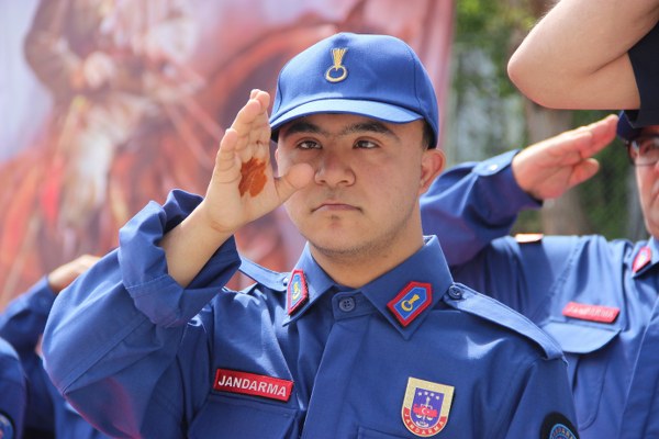 Engelliler Haftası münasebetiyle Eskişehir İl Jandarma Komutanlığı tarafından organize edilen ‘Temsili Askerlik Yemin ve Terhis Töreni’nde bir günlüğüne de olsa askerlik vazifesini yerine getiren engelli vatandaşlara terhis belgeleri verildi. Hayallerini süsleyen Türk askeri üniformasını giymenin haklı gururunu yaşayan engellilerin mutlulukları gözlerinden okundu. 