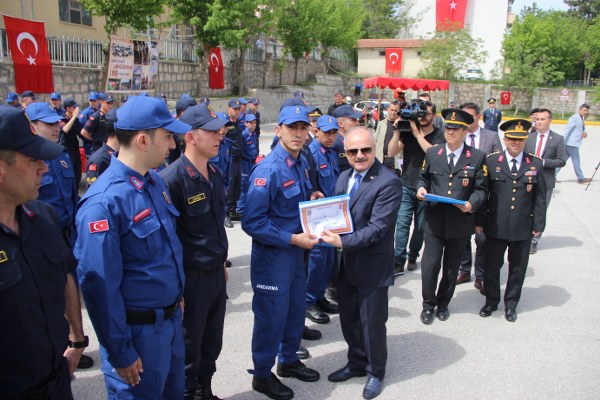 Engelliler Haftası münasebetiyle Eskişehir İl Jandarma Komutanlığı tarafından organize edilen ‘Temsili Askerlik Yemin ve Terhis Töreni’nde bir günlüğüne de olsa askerlik vazifesini yerine getiren engelli vatandaşlara terhis belgeleri verildi. Hayallerini süsleyen Türk askeri üniformasını giymenin haklı gururunu yaşayan engellilerin mutlulukları gözlerinden okundu. 