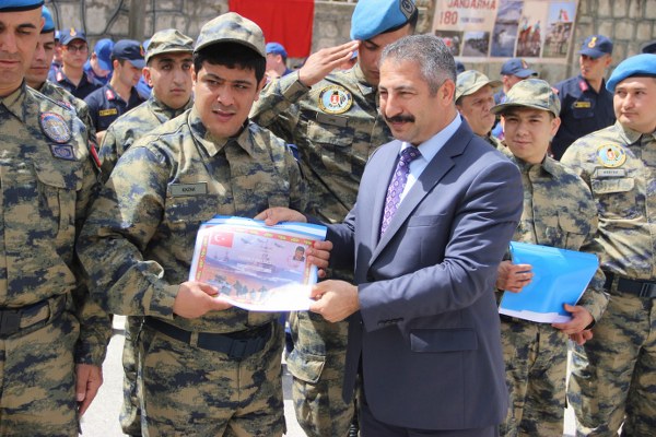 Engelliler Haftası münasebetiyle Eskişehir İl Jandarma Komutanlığı tarafından organize edilen ‘Temsili Askerlik Yemin ve Terhis Töreni’nde bir günlüğüne de olsa askerlik vazifesini yerine getiren engelli vatandaşlara terhis belgeleri verildi. Hayallerini süsleyen Türk askeri üniformasını giymenin haklı gururunu yaşayan engellilerin mutlulukları gözlerinden okundu. 