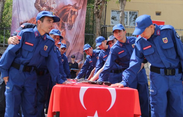 Engelliler Haftası münasebetiyle Eskişehir İl Jandarma Komutanlığı tarafından organize edilen ‘Temsili Askerlik Yemin ve Terhis Töreni’nde bir günlüğüne de olsa askerlik vazifesini yerine getiren engelli vatandaşlara terhis belgeleri verildi. Hayallerini süsleyen Türk askeri üniformasını giymenin haklı gururunu yaşayan engellilerin mutlulukları gözlerinden okundu. 