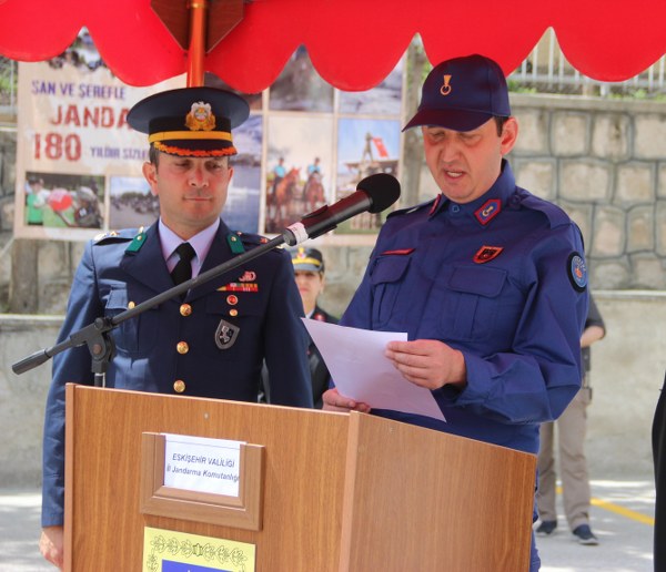 Engelliler Haftası münasebetiyle Eskişehir İl Jandarma Komutanlığı tarafından organize edilen ‘Temsili Askerlik Yemin ve Terhis Töreni’nde bir günlüğüne de olsa askerlik vazifesini yerine getiren engelli vatandaşlara terhis belgeleri verildi. Hayallerini süsleyen Türk askeri üniformasını giymenin haklı gururunu yaşayan engellilerin mutlulukları gözlerinden okundu. 