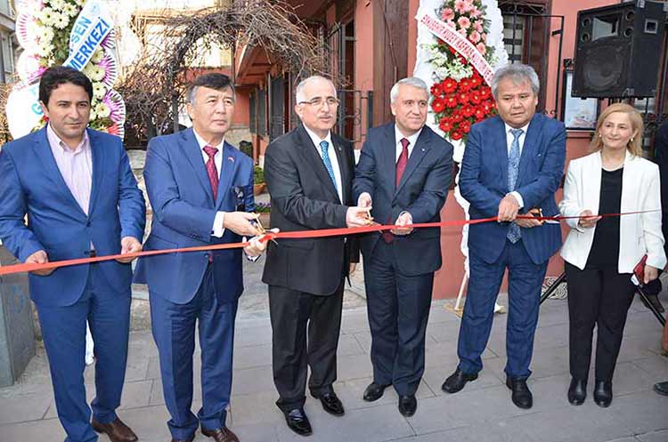  Eskişehir Anadolu Üniversitesi Türk Dünyası Uygulama ve Araştırma Merkezi düzenlenen törenle açıldı. 