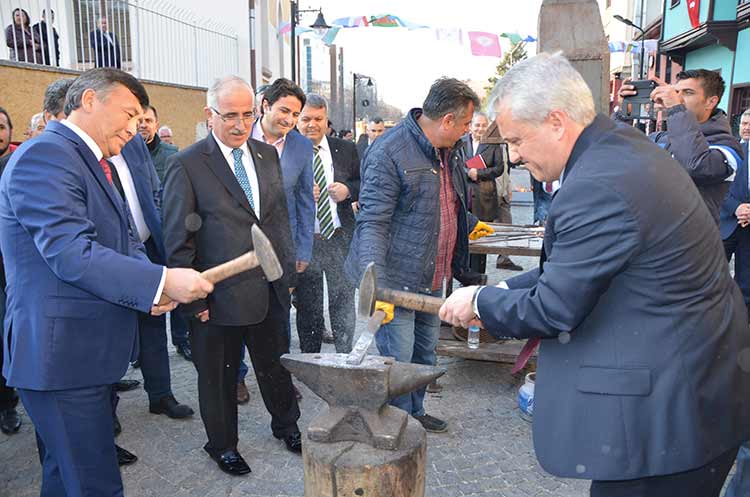  Eskişehir Anadolu Üniversitesi Türk Dünyası Uygulama ve Araştırma Merkezi düzenlenen törenle açıldı. 