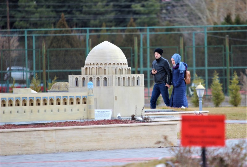 Eskişehir’de bulunan Türk Dünyası Şaheserleri Parkı’na soğuk havalara rağmen yoğun ilgi gösteriliyor. 