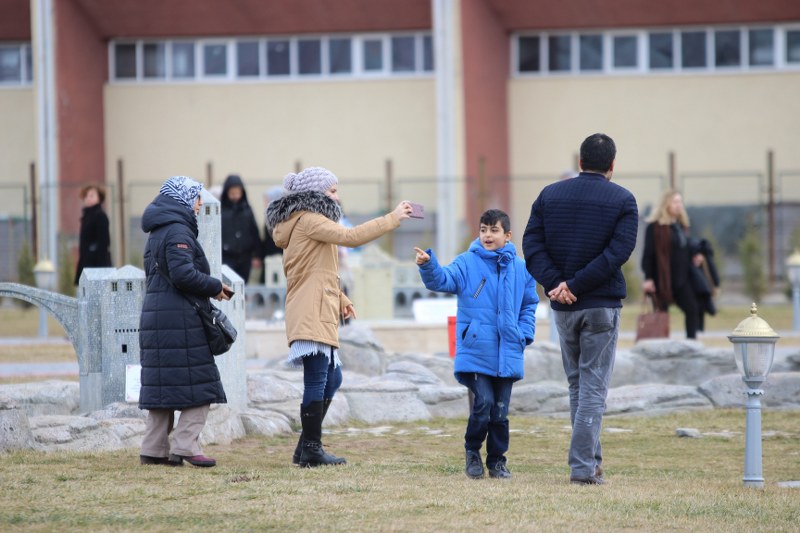 Eskişehir’de bulunan Türk Dünyası Şaheserleri Parkı’na soğuk havalara rağmen yoğun ilgi gösteriliyor. 