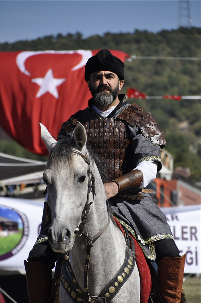 Afyonkarahisar Oğuz Boyu Yörükler Türkmenler Derneği tarafından, bu yıl 8. si organize edilen Uluslararası Türk Dünyası Şöleni düzenlendi. Şölende Balıkesir Karasi Atlı Okçuluk Spor Klubü sporcuları savaş sanatları gösterisi yaptı.