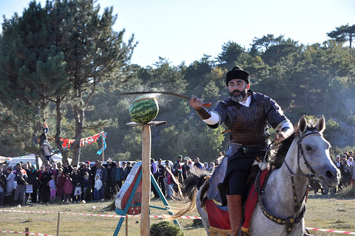 Afyonkarahisar Oğuz Boyu Yörükler Türkmenler Derneği tarafından, bu yıl 8. si organize edilen Uluslararası Türk Dünyası Şöleni düzenlendi. Şölende Balıkesir Karasi Atlı Okçuluk Spor Klubü sporcuları savaş sanatları gösterisi yaptı.