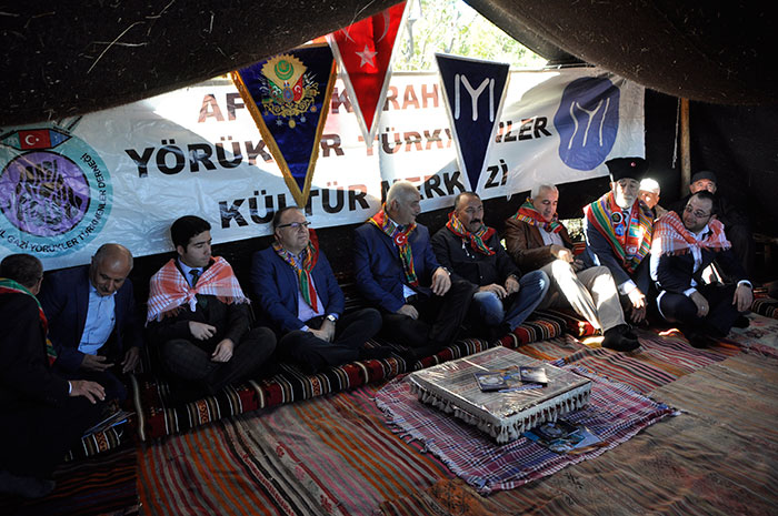 Afyonkarahisar Oğuz Boyu Yörükler Türkmenler Derneği tarafından, bu yıl 8. si organize edilen Uluslararası Türk Dünyası Şöleni düzenlendi. Şölende Balıkesir Karasi Atlı Okçuluk Spor Klubü sporcuları savaş sanatları gösterisi yaptı.