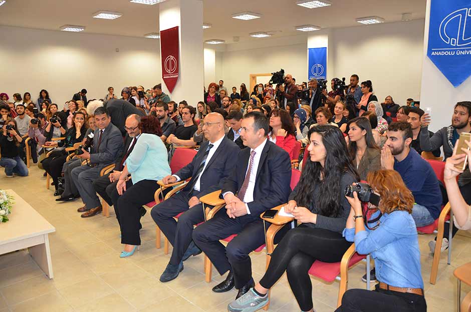 Türk sinemasının "Sultan" lakaplı efsanesi Türkan Şoray, Eskişehir Anadolu Üniversitesi'nde öğrencilerle buluştu. 