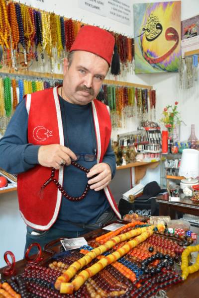 Değişik buğlanma yapar, renk atması yapar. Onun için de hemen hemen sevdiğim tespihlerimi her gün çekerim. Şuanda değerini bulmadığını düşünmüyorum. Değerini bulursa tartıya koyarız. Her şeyin bir yolu, bir ortamı vardır. Tartıya koyar değerlendiririz” diye konuştu.