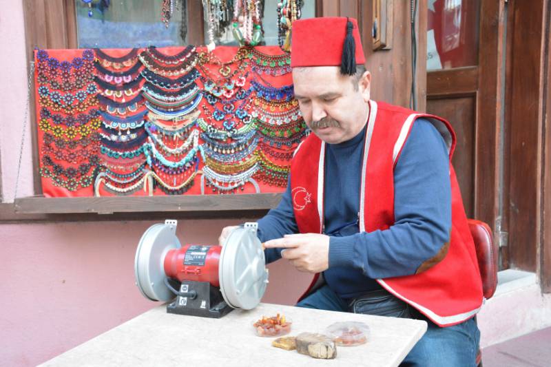 Eskişehirli tespih sanatçısı ve koleksiyoncusu Nurettin Sargın’ın elinde bulunan 200 yıllık Alman sıkması ateş kehribarı tespihten Türkiye’de yalnızca üç tane bulunuyor. Sargın, tespihin çekildikçe simsiyah olduğunu belirterek, “Bu tespih sevildikçe güzelleşir, okşandıkça, Allah dedikçe değişir” dedi. 