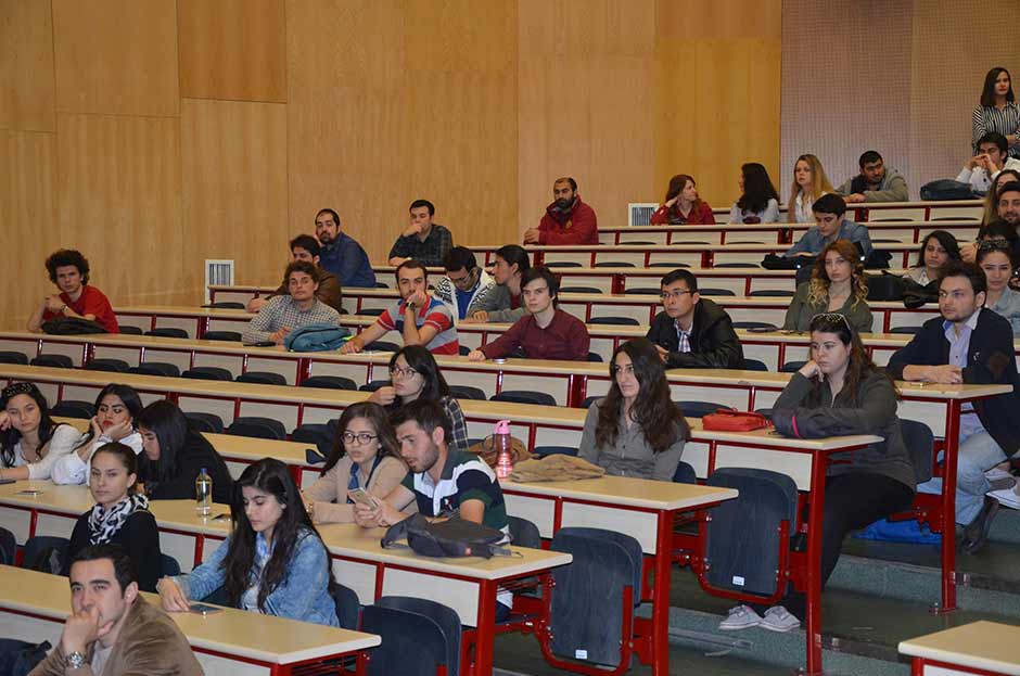 Yaklaşık 1,5 milyon öğrencisi bulunan Anadolu Üniversitesi Açıköğretim Fakültesi’nde bir ilk gerçekleşiyor. Avrupa Birliği programları kapsamında ilk defa Türkiye’de Açıköğretim Fakültesi’nde (AÖF) öğrenim gören 18 öğrenci, Avrupa ülkelerine gidecek.