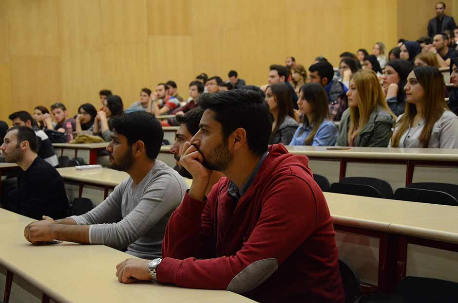 Yaklaşık 1,5 milyon öğrencisi bulunan Anadolu Üniversitesi Açıköğretim Fakültesi’nde bir ilk gerçekleşiyor. Avrupa Birliği programları kapsamında ilk defa Türkiye’de Açıköğretim Fakültesi’nde (AÖF) öğrenim gören 18 öğrenci, Avrupa ülkelerine gidecek.