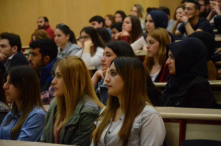 Yaklaşık 1,5 milyon öğrencisi bulunan Anadolu Üniversitesi Açıköğretim Fakültesi’nde bir ilk gerçekleşiyor. Avrupa Birliği programları kapsamında ilk defa Türkiye’de Açıköğretim Fakültesi’nde (AÖF) öğrenim gören 18 öğrenci, Avrupa ülkelerine gidecek.