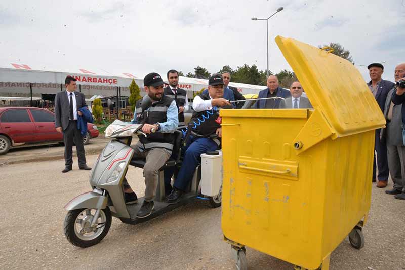 Bilecik Belediye Başkanı Selim Yağcı, Pelitözü Gölparkta suda ilaçlama yapan amfibik ilaçlama aracına binerek sazlıkları ilaçladı, çöp konteynerini de unutmadı. Türkiye'de ilk kes Bilecik'te gerçekleştirilen Ağaç Konumlandırma ve Envanter Sistemi ile tüm ağaçları artık koruma altına alındı.