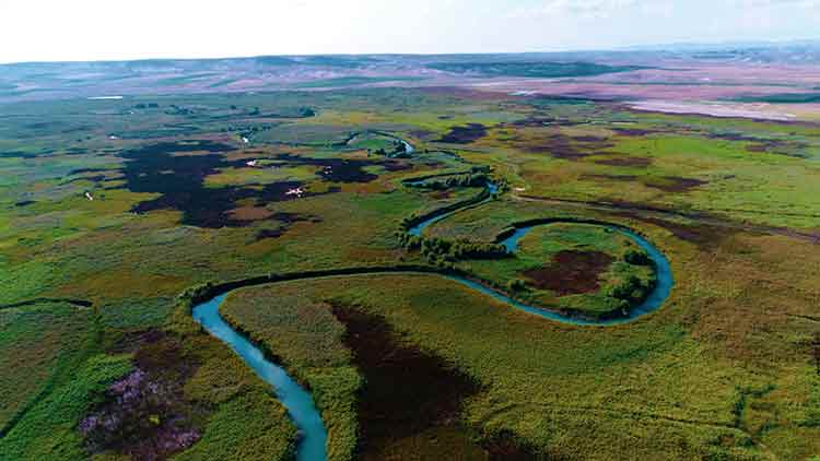 Çünkü dikkat etmezsek 825 kilometre alandaki tarım arazilerinin sulanması da etkilenecek. Bu suların kullanılırken dikkatli kullanılması gerekiyor. Allah’ın getirdiği bir kuraklık var, ama alınması gereken de önlemler var.