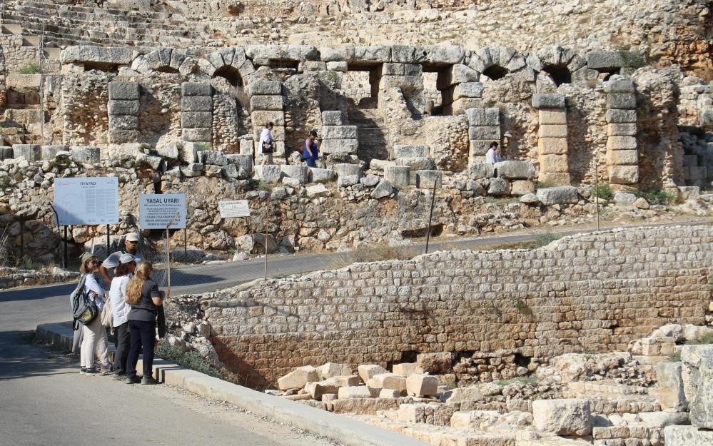 Ege ve Akdeniz'i birleştiren antik kent: Knidos  Ege ve Akdeniz'in birleştiği yerde özel konumu, geçmişte birçok ünlü bilim insanına ev sahipliği yapmasıyla ünlenen 2 bin 600 yıllık Knidos Antik Kenti, çeşitli çalışmalarla ayağa kaldırılıyor.  Aynı zamanda bir liman kenti olan Knidos'ta kazı çalışmaları Selçuk Üniversitesi Edebiyat Fakültesi Arkeoloji Bölümü Öğretim Üyesi Prof. Dr. Ertekin Doksanaltı tarafından yürütülüyor. Kentte kilise, tiyatro, liman caddesi ve sütunlar dikkati çekiyor.  Sagalassos ve Kibyra Burdur'un Ağlasun ilçesinde "Aşkların ve imparatorların şehri" olarak bilinen geçmişi Milattan Önce 3000 yılına dayanan ve 2009'da UNESCO Dünya Miras Geçici Listesi'ne alınan Sagalassos antik kenti, ziyaretçilerini sokaklarında tarihi yolculuğa çıkarıyor.  Yine Burdur'un Gölhisar ilçesindeki "Gladyatörler şehri" olarak bilinen devasa anıtsal yapıların yer aldığı Kibyra Antik Kenti de görkemli bir görsel şölen sunduğu ziyaretçilerini büyülüyor. Görülebilen tüm mimari kalıntıları Roma İmparatorluk Dönemi'ne ait olan kentte kazı çalışması Mehmet Akif Ersoy Üniversitesi tarafından yürütülüyor.