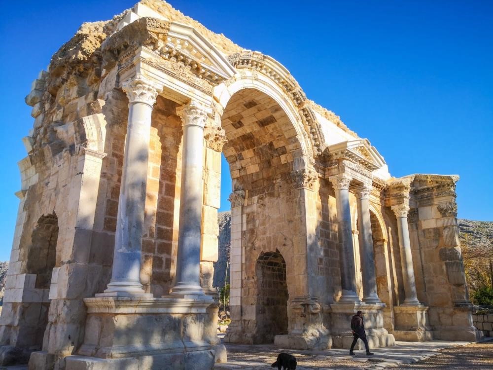 Mersin'in antik kentleri kapılarını açtı   Doğu Akdeniz'in önemli turizm merkezlerinden Mersin'deki 2 bin 500 yıllık Uzuncaburç Antik Kenti, tarihle iç içe olmak isteyen misafirlerini bekliyor.  Metrelerce uzunlukta sütunlarıyla İzmir'deki Efes Antik Kenti'ni andıran 2 bin 500 yıllık Uzuncaburç, ziyaretçilerine sütunlu ana caddeyi, tören kapısını, tarihi çeşme binasını, Zeus Tapınağı'nı, üzüm hevenkli sandukasını, şans tapınağını, kuzey kent kapısını, amfi tiyatrosunu, burçlarını, Helenistik anıt mezarlarını ve kiliselerini görme imkanı sunuyor.  "Güneşin şehri" olarak adlandırılan ve tarihi yaklaşık 3 bin 500 yıl öncesine dayandırılan Mezitli ilçesindeki Soli-Pompeiopolis Antik Kenti ile Anamur ilçesindeki liman şehri Anemurium Antik Kenti, eşsiz güzellikleriyle ziyaretçilerini bekliyor.