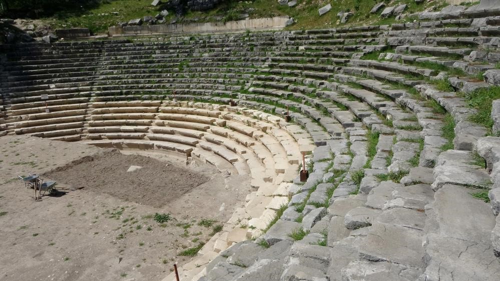 Anavarza Antik Kenti UNESCO Dünya Miras Geçici Listesi'nde yer alan Adana'daki Anavarza Antik Kenti, Helenistik, Roma, Bizans, Sasani ve Osmanlı dönemlerine ait kültür izlerini taşıyor. Tarihte "Yenilmezler Şehri" adıyla tanınan Anavarza Antik Kenti'nde, yolunun yanı sıra görkemli kapısı ve surlarıyla dikkati çekiyor.  Efes Antik Kenti   İzmir'in simge yapılarından Selçuk ilçesindeki UNESCO Dünya Miras Listesi'nde bulunan Efes Antik Kenti, antik dönemin en önemli merkezlerinden biri. Tarih öncesi dönemden başlayıp Helenistik, Roma, Doğu Roma, Beylikler ve Osmanlı dönemleri boyunca kesintisiz yerleşim gören tarihinin tüm aşamalarında çok önemli bir liman kenti ve kültürel ve ticari merkez olma özelliği taşıyor.  Yılda ortalama 1 milyon kişinin ziyaret ettiği Efes Antik Kenti, 100 yıldan bu yana yerli ve yabancı turistleri bölgeye çekiyor.