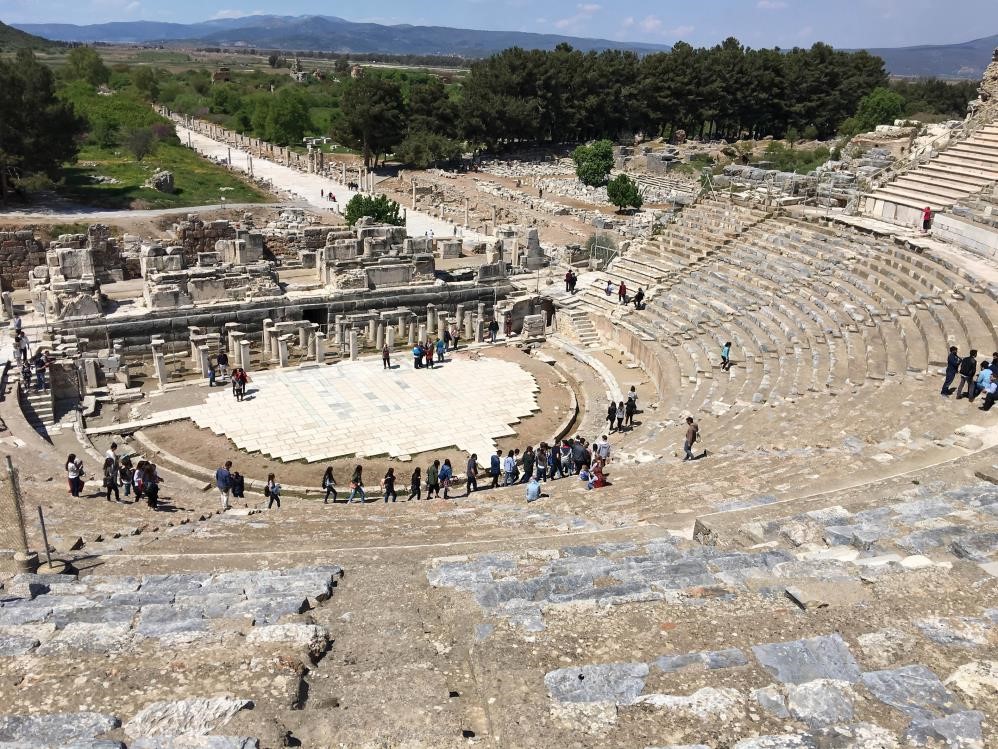 Smyrna Agorası İzmir'in en kalabalık bölgelerinden biri olan İkiçeşmelik Caddesindeki Mezarlıkbaşı mevkisinde yer alan Smyrna Agorası, Roma ve Osmanlı'dan günümüze uzanan tarihe tanıklık ediyor.  Kadifekale ile deniz arasında Körfez manzarası eşliğinde kurulan ve yüzyıllar boyu farklı kültürlerden sakinlerini, ziyaretçileri, gezginleri ağırlayan antik kent, bazilikası, tarihi duvar yazıları, depreme karşı korunmuş yapıları ve 2 bin yıllık su kanalıyla tarihten kesitler sunuyor.  Pergamon Antik Kenti ile Bergama Kızılavlu Ören Yeri UNESCO Dünya Kültür Miras Listesi'ne 2014 yılında giren Bergama, tarihi boyunca işgallere ve yıkımlara maruz kalmasına rağmen stratejik bir noktada olarak medeniyetlere ev sahipliği yaptı.  Pergamon Antik Kenti'nde Roma imparatorları Traian ve Hadrianus için inşa edilen Traianus Tapınağı ve tapınağın hemen güney yönünün alt terasında Helenistik Döneme ait 200 bin ciltlik kitap koleksiyonuna sahip ünlü Pergamon Kütüphanesi bulunuyor.  Milattan Önce 1. yüzyılda yaşamış yazar ve filozof Pilinius Secundus'un "Küçük Asya'nın en ünlü ve muhterem şehri" olarak tanımlanan ören yeri, ziyaretçilerini bekliyor.  Bergama ilçesinde Milattan Sonra 2'nci yüzyılda Roma İmparatoru Hadrian döneminde inşa edilmiş bir tapınak olan Kızılavlu (Bazilika) en görkemli anıtsal yapılarından biri olarak biliniyor.  Tapınağın tamamının tuğladan yapılmış olması ve büyük ön avlusu dolayısıyla tapınak halk arasında "Kızılavlu" olarak adlandırılıyor. Ön avlusu Bergama Çayı üzerine yerleştirilen su tünelleri üzerine oturtulan ve dönemin büyük bir mimari mühendislik eseri olarak adlandırılan Kızılavlu, anıtsal duvar yüksekliği ve çok büyük ön avlusu ile dikkati çekiyor.