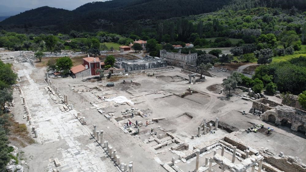 Bergama Asklepion Ören Yeri   Milattan Önce 4. yüzyılda Pergamon Akropolü dışında "sağlık tanrısı" Asklepios adına kurulan Asklepion Ören Yeri, gelişmiş mimari düzeni, uygulanan tedavi yöntemleri ile dönemi en önemli tedavi merkezi unvanına sahipti. Günümüze kalan kalıntıları Roma İmparatoru Hadrian tarafından yaptırılan düzenlemelere ait olan Asklepion, Türkiye'nin görülmesi gereken antik bölgeleri arasında yer alıyor.  Afrodisyas Antik Kenti Antik çağda "aşkın ve güzelliğin tanrıçası" olarak bilinen Afrodit'e adanmış kentler arasında en bilineni olan UNESCO Dünya Miras Geçici Listesi'nde yer alan Aydın'ın Karacasu ilçesindeki Afrodisyas Antik Kenti, iyi korunmuş yapılarıyla dikkati çekiyor.  "Anadolu'nun Pompeisi" Priene Antik Kenti Aydın'ın Söke ilçesinde, iyi korunmuş yapısı ve özgün şehir planı dolayısıyla arkeoloji dünyasında "Anadolu'nun Pompeisi" olarak adlandırılan UNESCO Dünya Miras Geçici Listesi'ndeki Priene Antik Kenti, Athena Tapınağı, tiyatro, Demeter Tapınağı, agora, Zeus Tapınağı, bouleuterion, Yukarı Gymnasion, Aşağı Gymnasion, Mısır tapınağı, Bizans kilisesi ve konut alanlarıyla dikkati çekiyor.