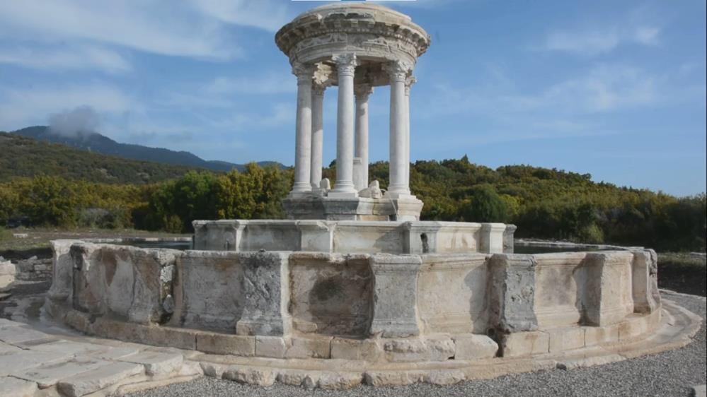 Sardes Antik Kenti Tarihte ilk madeni parayı basan Lidya Krallığı'nın başkenti Sardes Antik Kenti, fotoğrafçılar tarafından sık sık ziyaret ediliyor.  Manisa'nın Salihli ilçesinde bulunan ve şehircilik tarihi Milattan Önce 1200'lü yıllara dayanan Sardes, farklı medeniyetlerden ayakta kalmış yapıların da bulunduğu çok sayıda eseri bünyesinde barındırıyor.  Laodikya Antik Kenti Denizli'deki Laodikya Antik Kenti, UNESCO Dünya Mirası Geçici Listesi'nde bulunuyor. İçinde, İncil'de adı geçen 7 kiliseden birinin yer aldığı Laodikya Antik Kenti'ndeki kazı ve restorasyon çalışmaları, Pamukkale Üniversitesi Fen Edebiyat Fakültesi Arkeoloji Bölümü Başkanı Prof. Dr. Celal Şimşek başkanlığındaki ekip tarafından 2003'ten bu yana yürütülüyor.